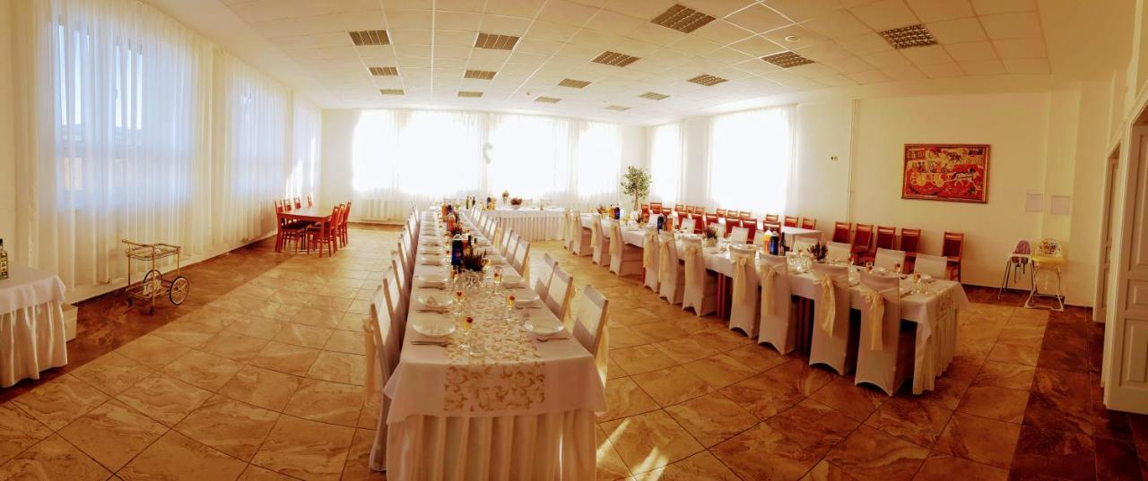 Agrohotel Tri Brezy Hrustin Exterior photo