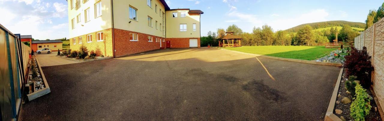 Agrohotel Tri Brezy Hrustin Exterior photo