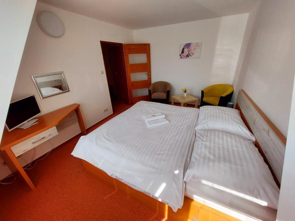 Agrohotel Tri Brezy Hrustin Exterior photo