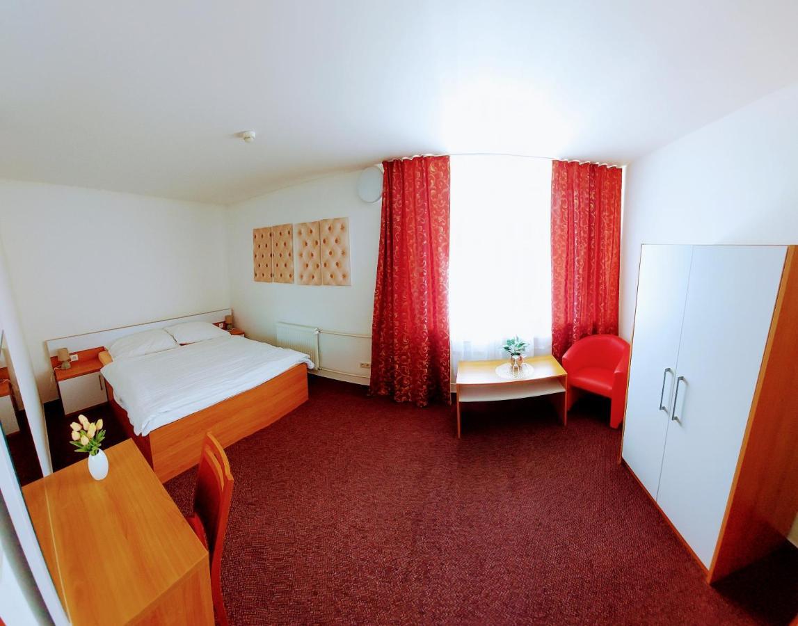 Agrohotel Tri Brezy Hrustin Exterior photo