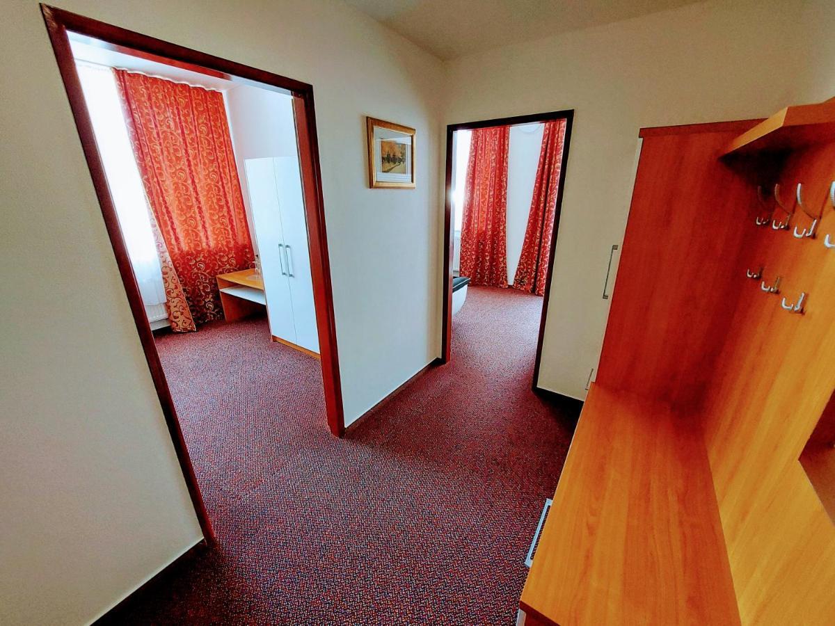 Agrohotel Tri Brezy Hrustin Exterior photo