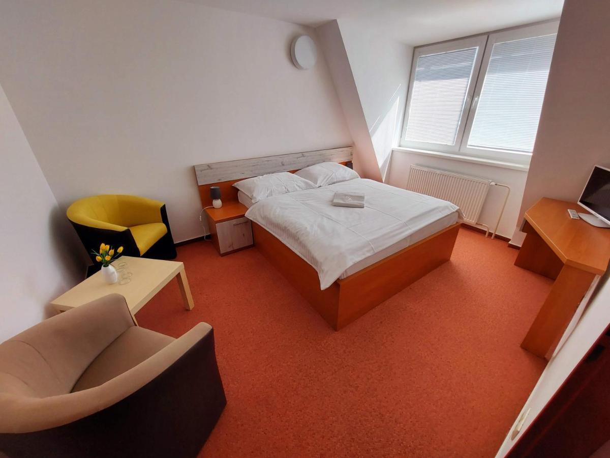 Agrohotel Tri Brezy Hrustin Exterior photo
