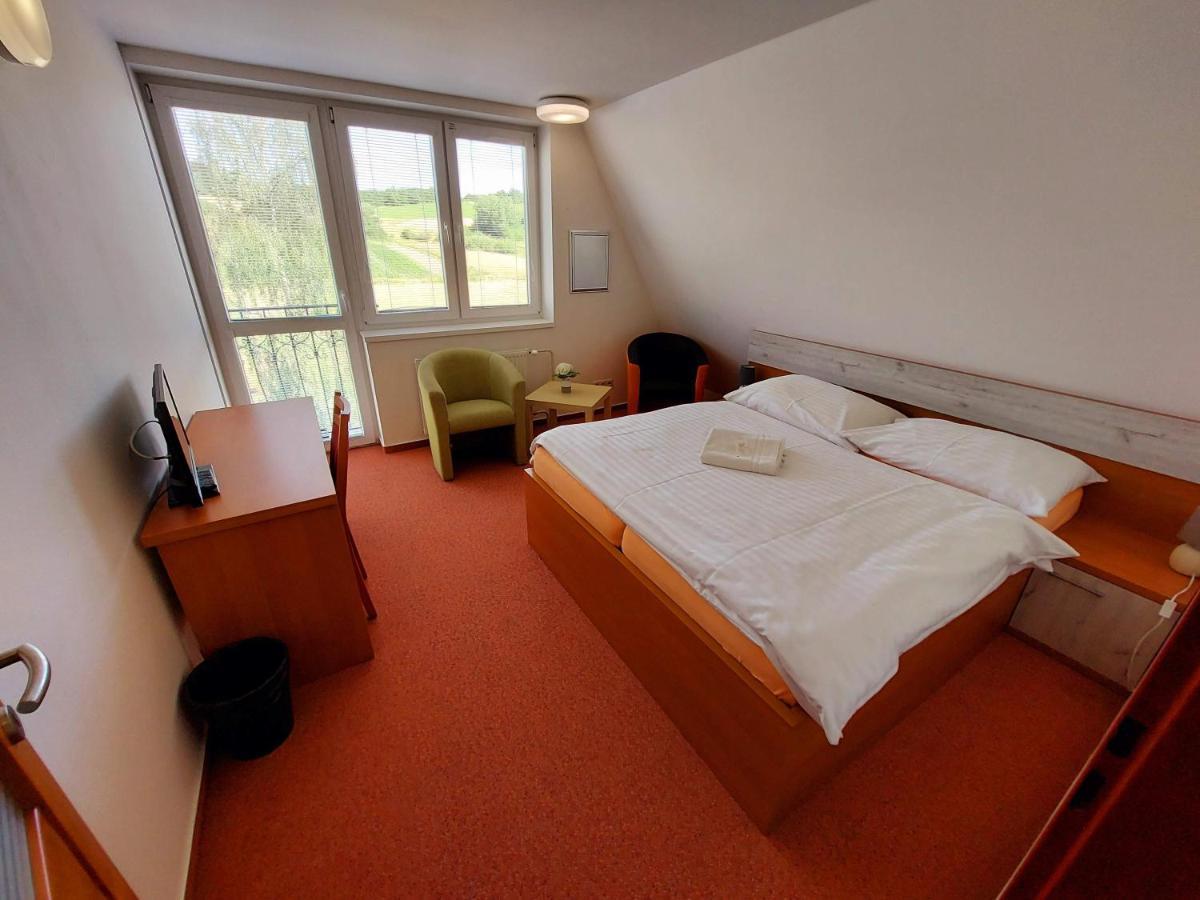 Agrohotel Tri Brezy Hrustin Exterior photo