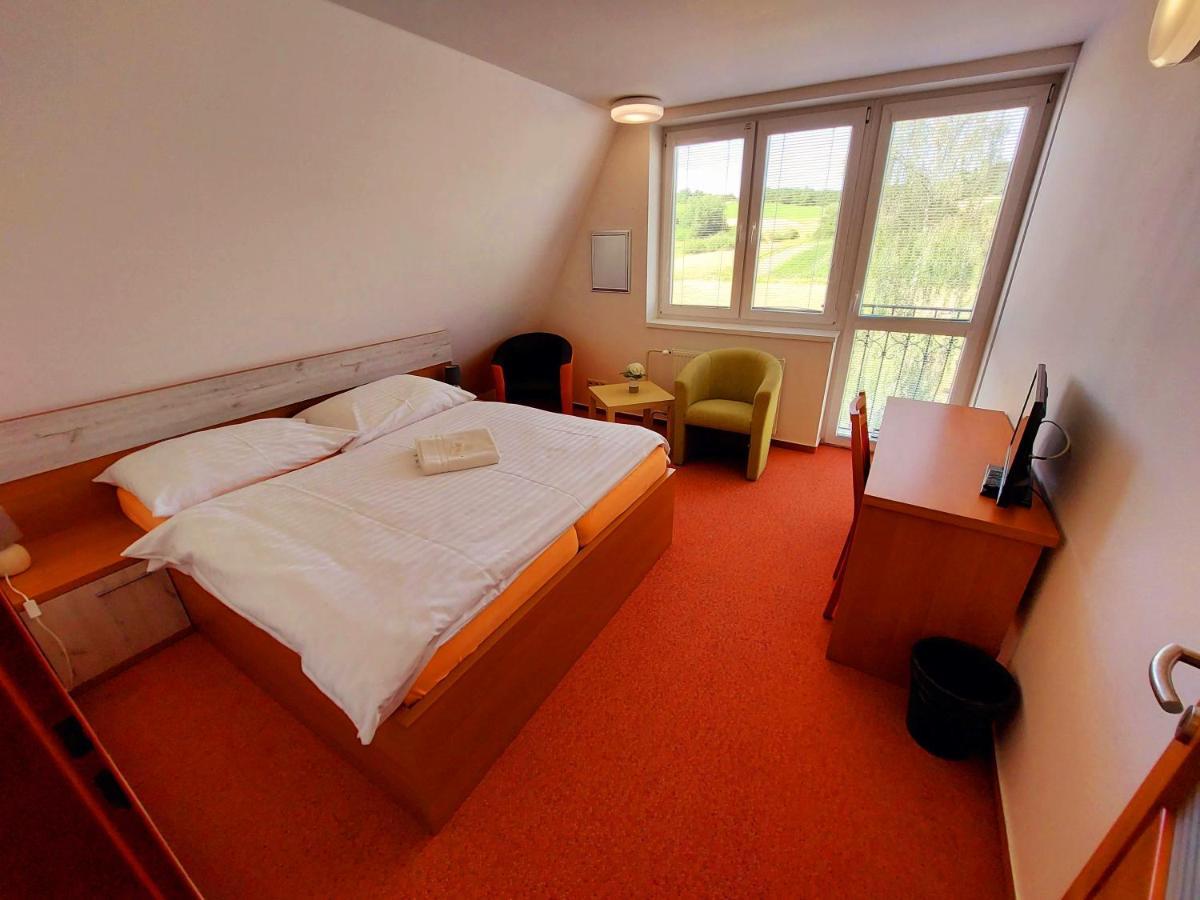 Agrohotel Tri Brezy Hrustin Exterior photo