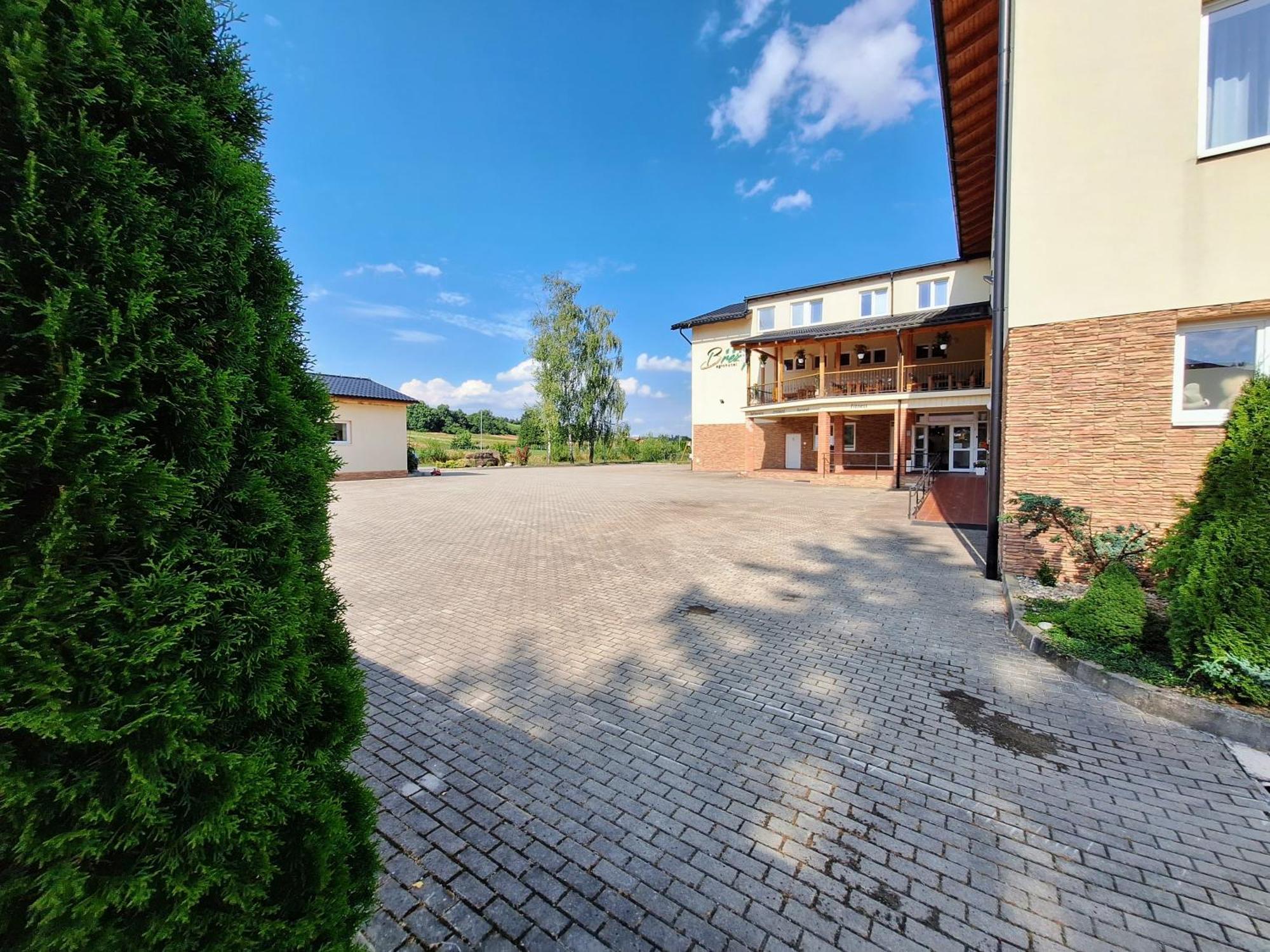 Agrohotel Tri Brezy Hrustin Exterior photo