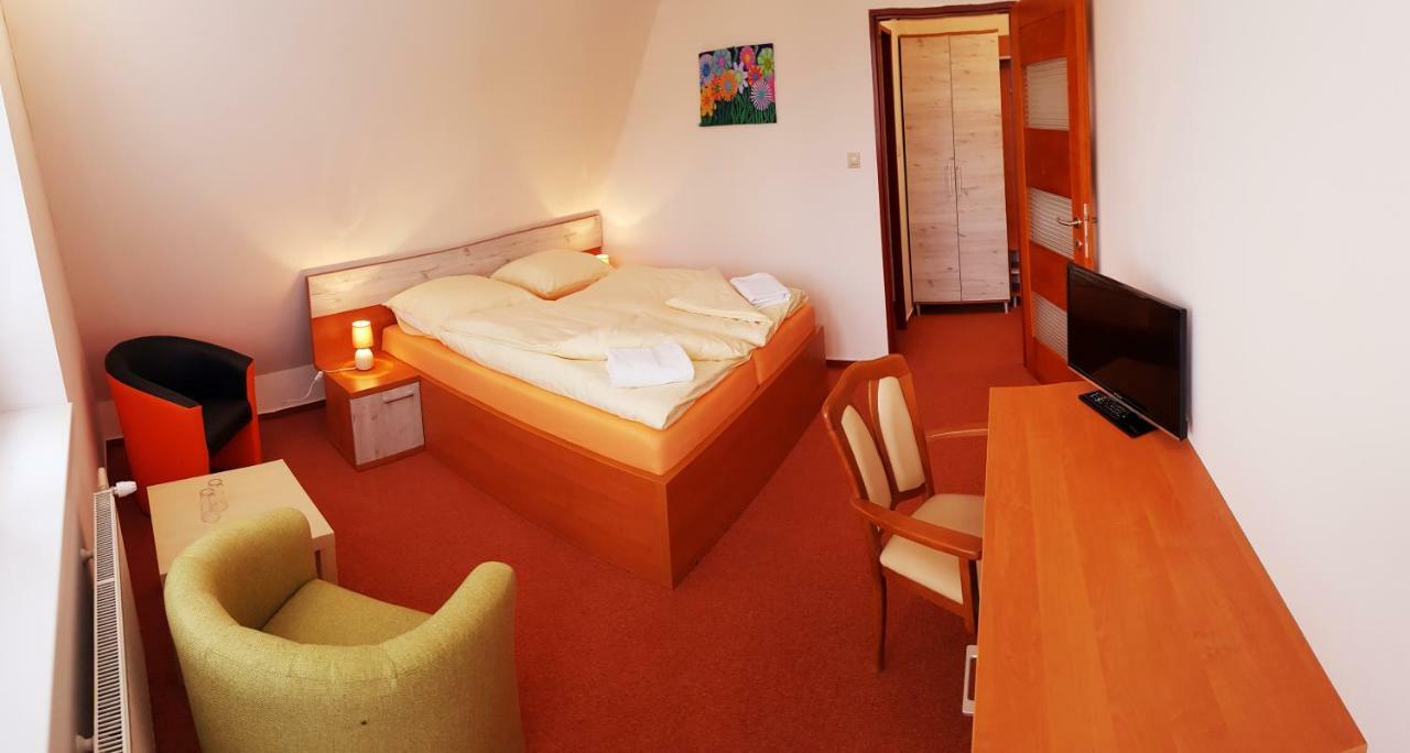 Agrohotel Tri Brezy Hrustin Exterior photo