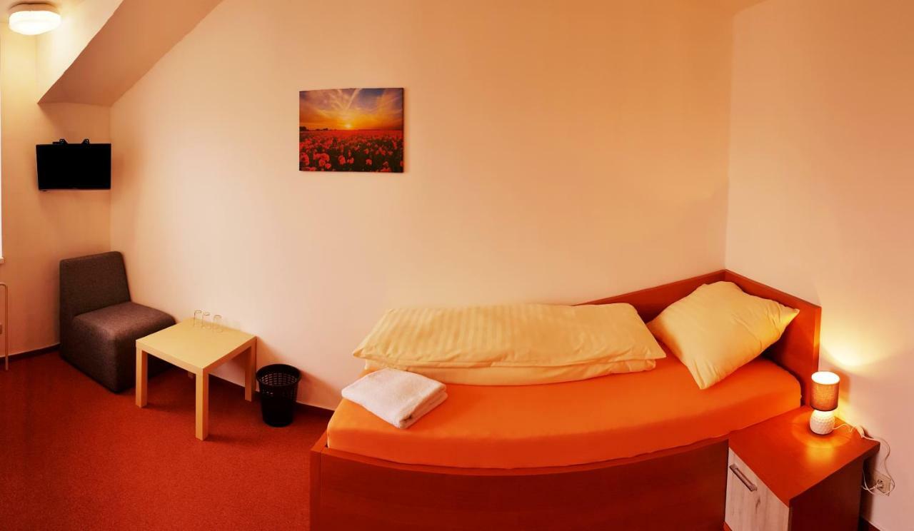 Agrohotel Tri Brezy Hrustin Exterior photo