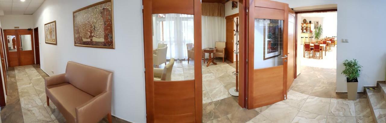 Agrohotel Tri Brezy Hrustin Exterior photo