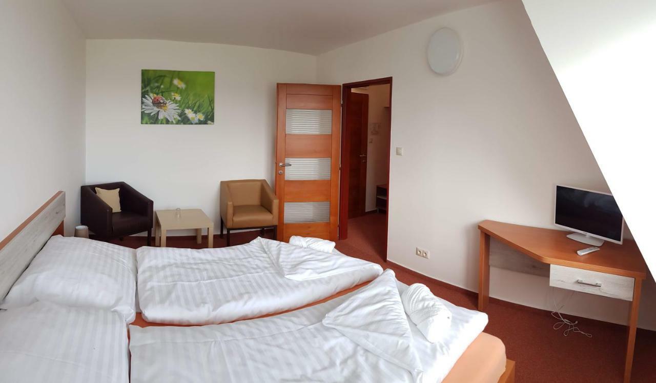 Agrohotel Tri Brezy Hrustin Exterior photo