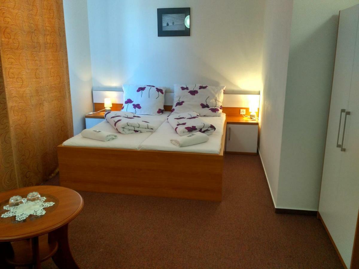 Agrohotel Tri Brezy Hrustin Exterior photo