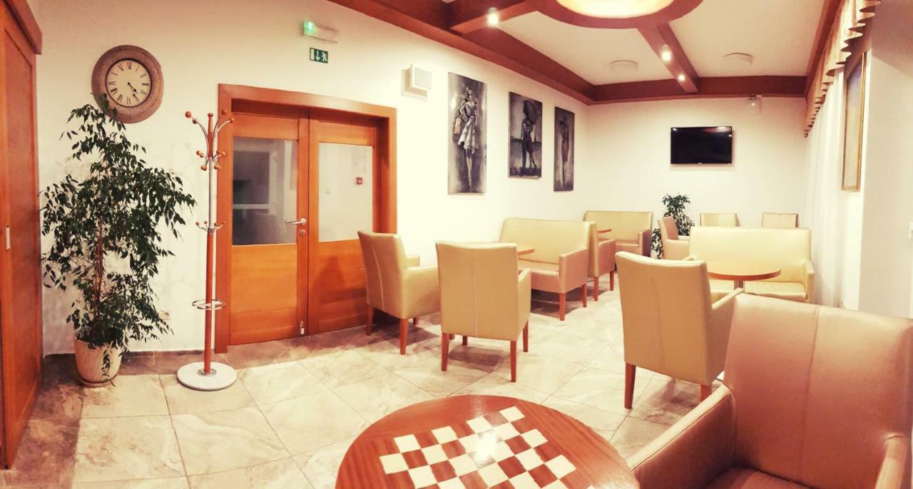 Agrohotel Tri Brezy Hrustin Exterior photo
