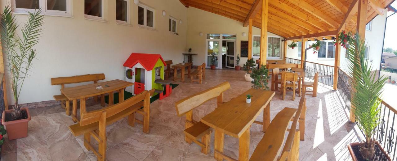 Agrohotel Tri Brezy Hrustin Exterior photo