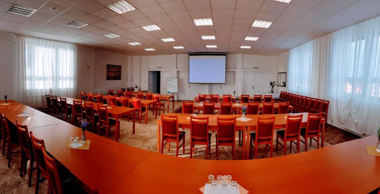 Agrohotel Tri Brezy Hrustin Exterior photo